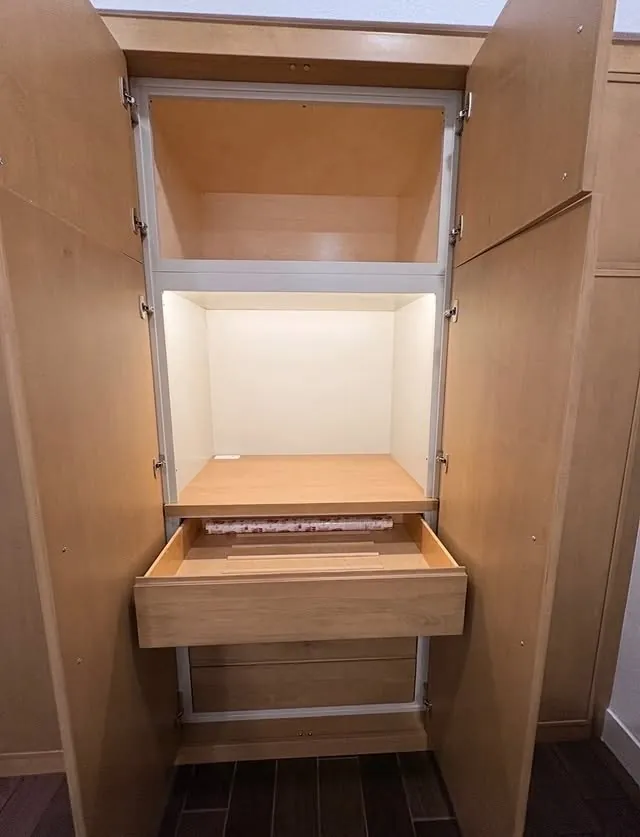 Steaming station with a lit niche and a pull-out work surface