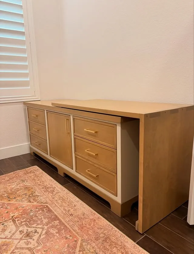 Counter extension pulled out from the cabinet run
